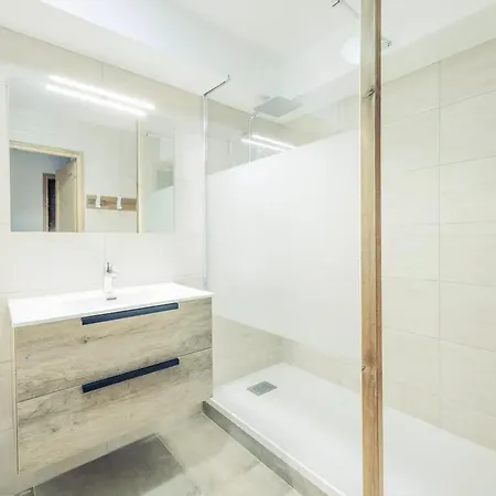 Spacieux A 120 M² Avec Terrasse Privee Châtel